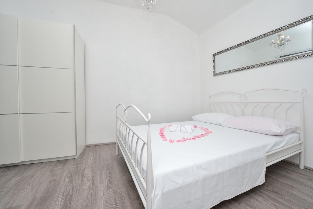 Holiday Home Jakov Бибине Екстериор снимка